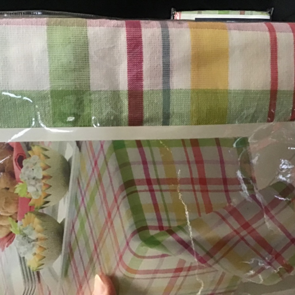 Croft & Barrow Spring Floral Collection Malia Tablecloth - 60 x 102 inches - Picture 5 of 5